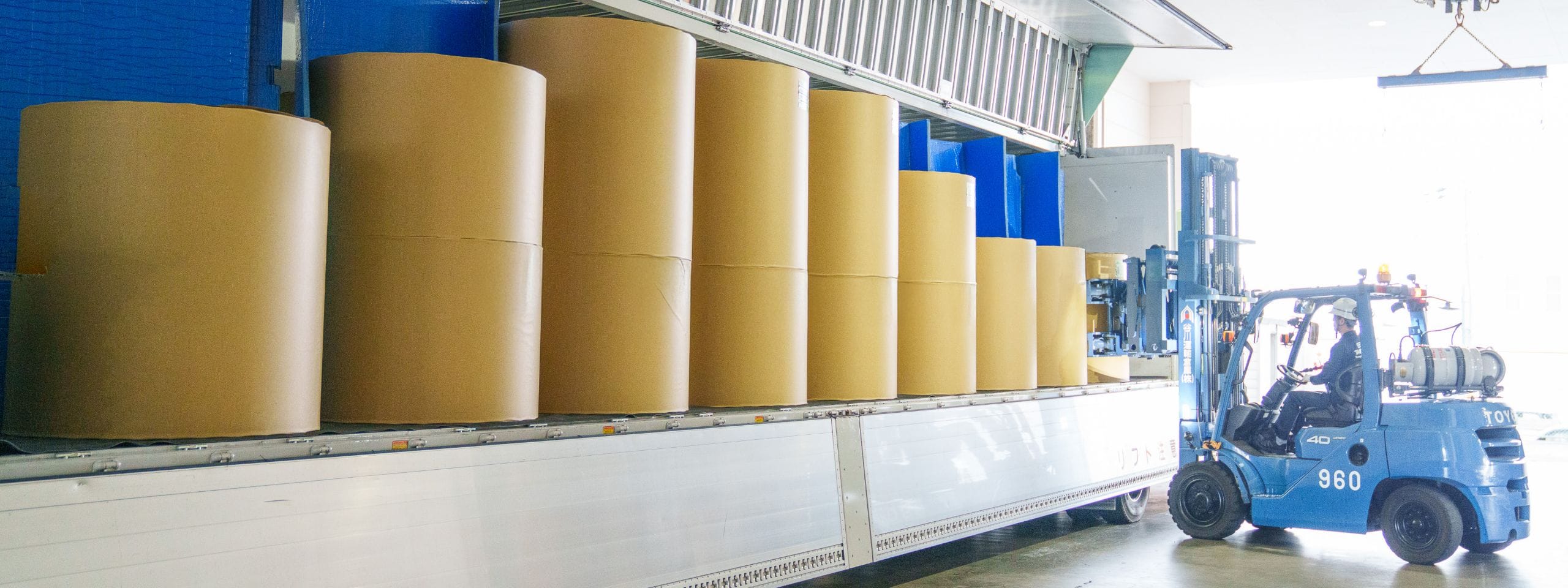 トラックと道路