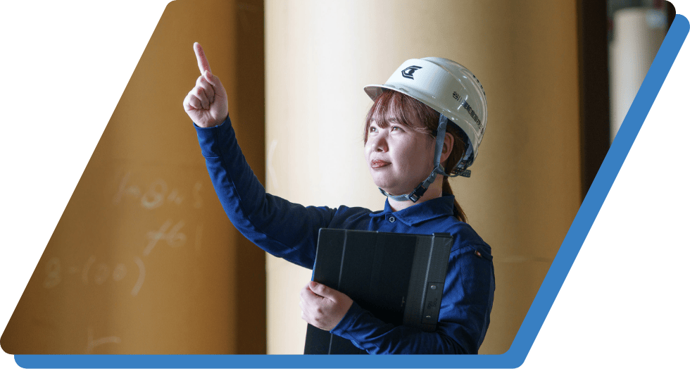 倉庫内で作業する従業員