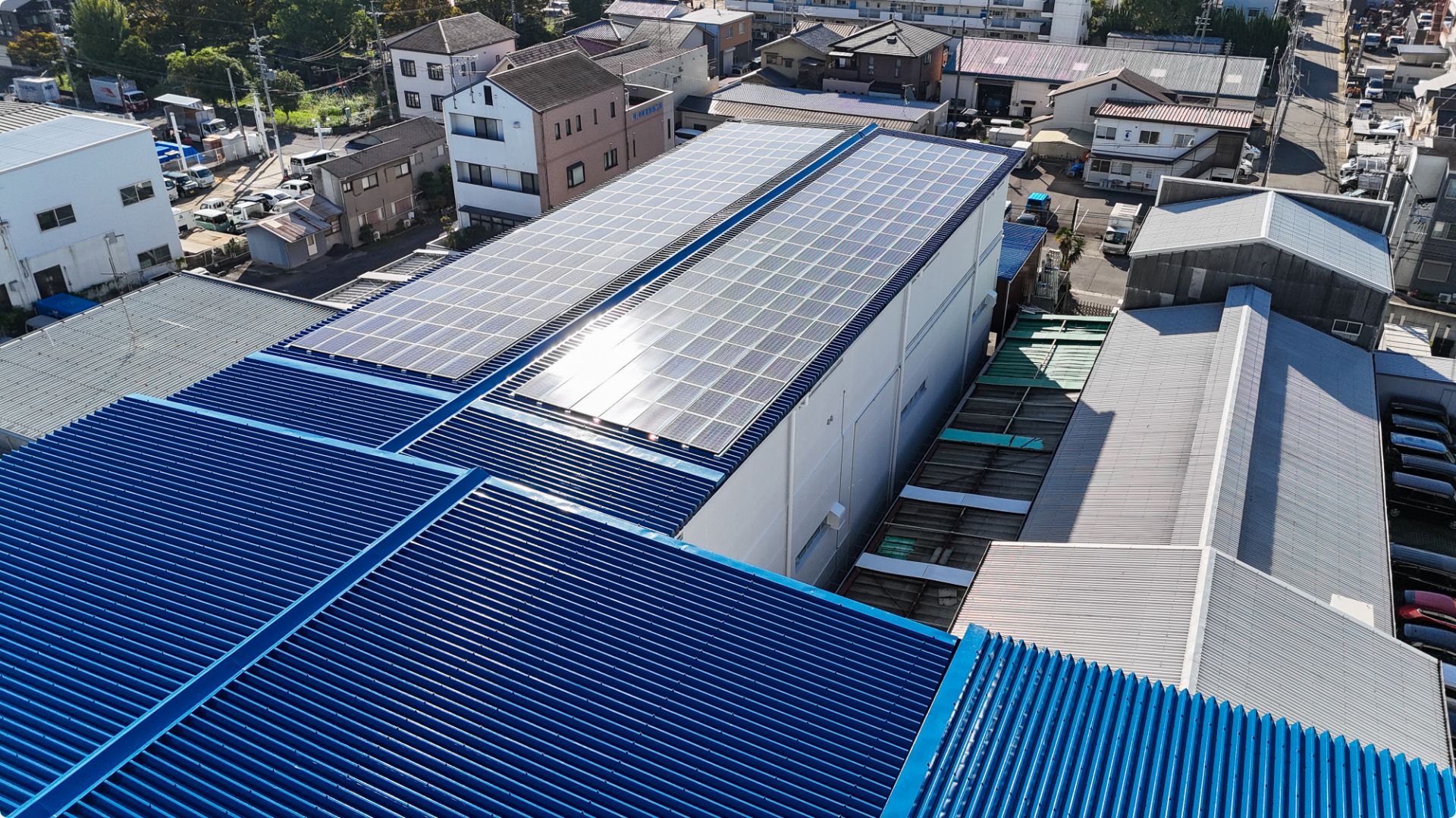 倉庫の屋根に設置されたソーラーパネル