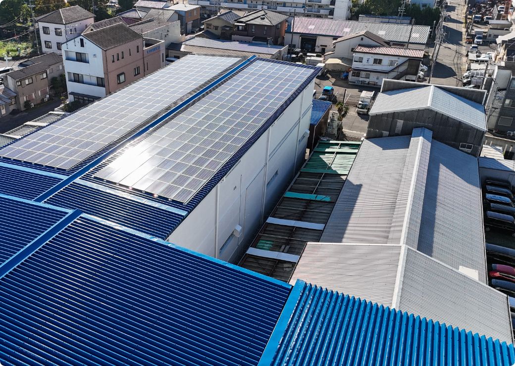 倉庫の屋根に設置されたソーラーパネル
