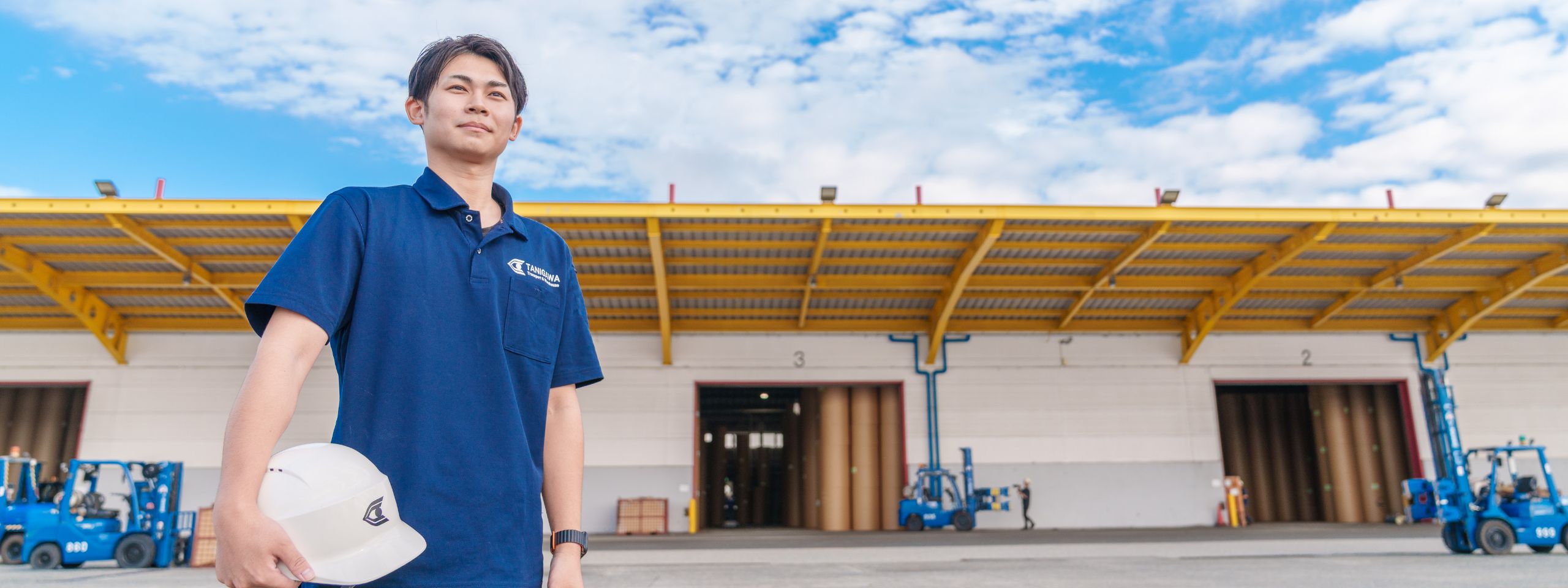 ヘルメットを被った社員