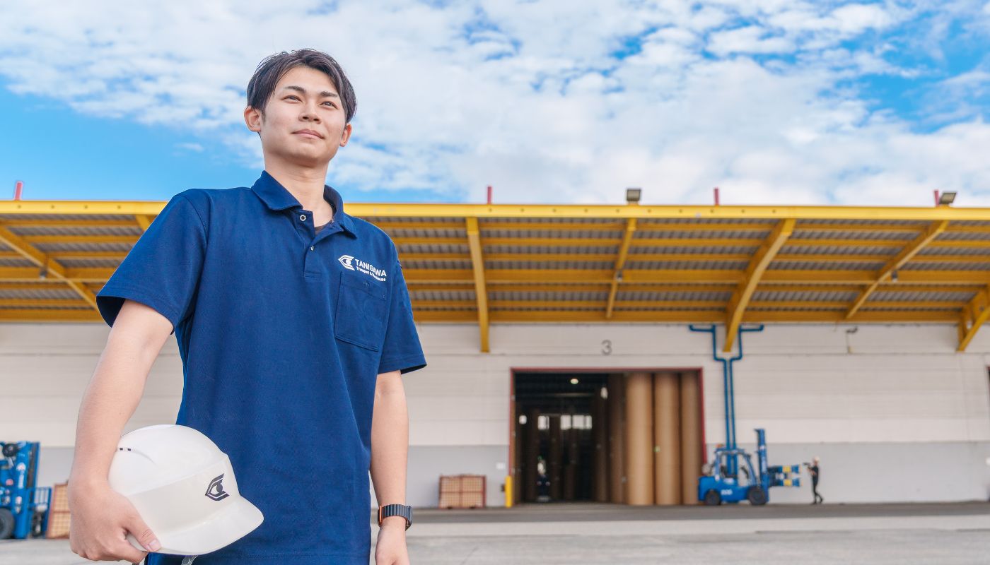 ヘルメットを被った社員