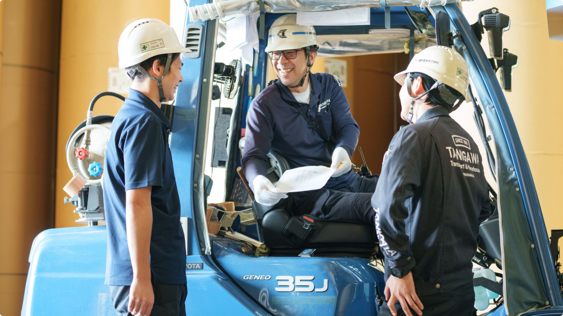 倉庫内で協働する作業員