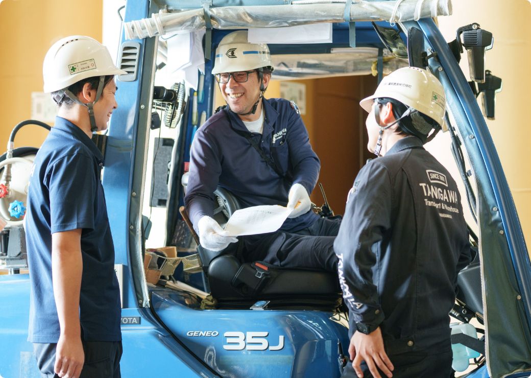 倉庫内で協働する作業員