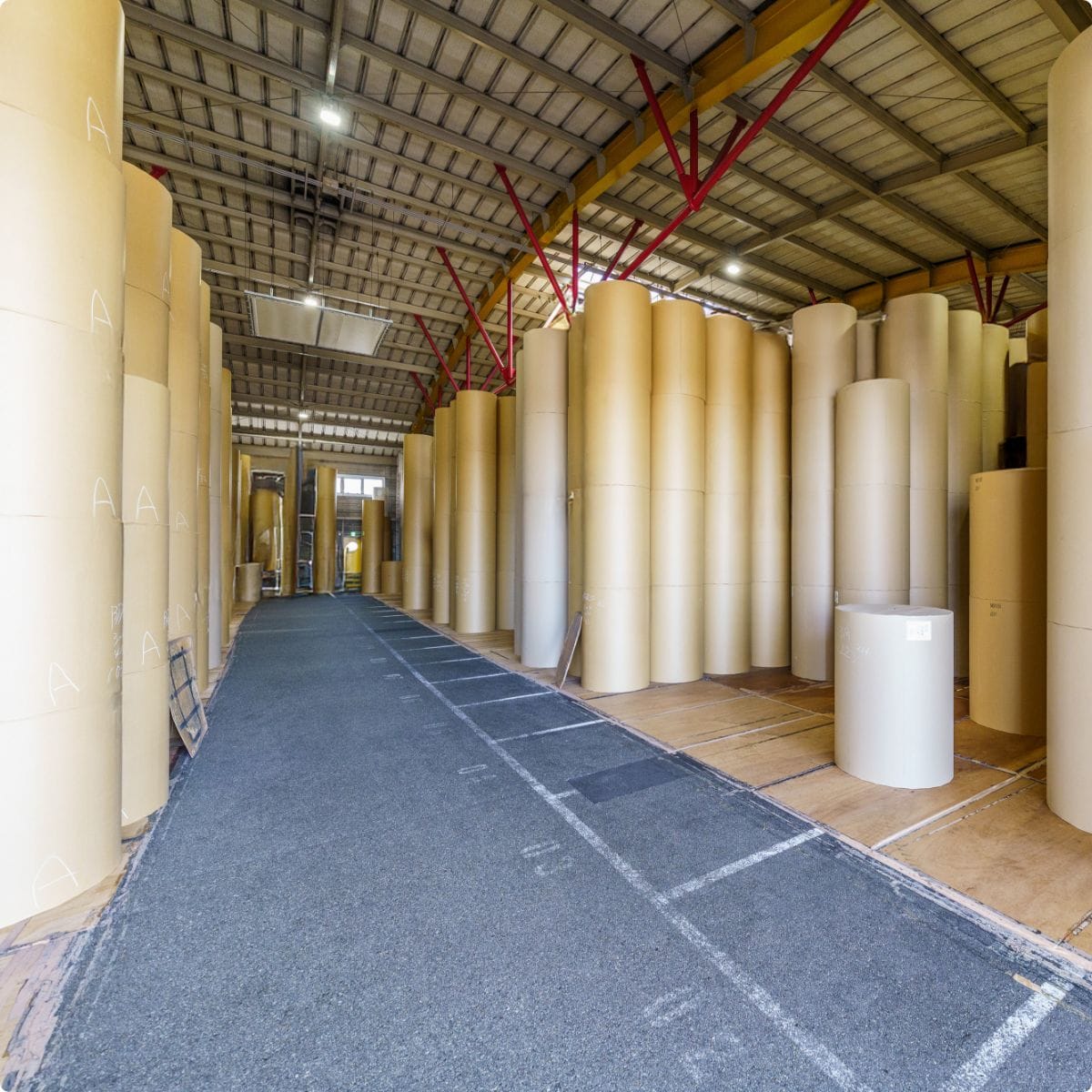 倉庫内の紙ロールの画像