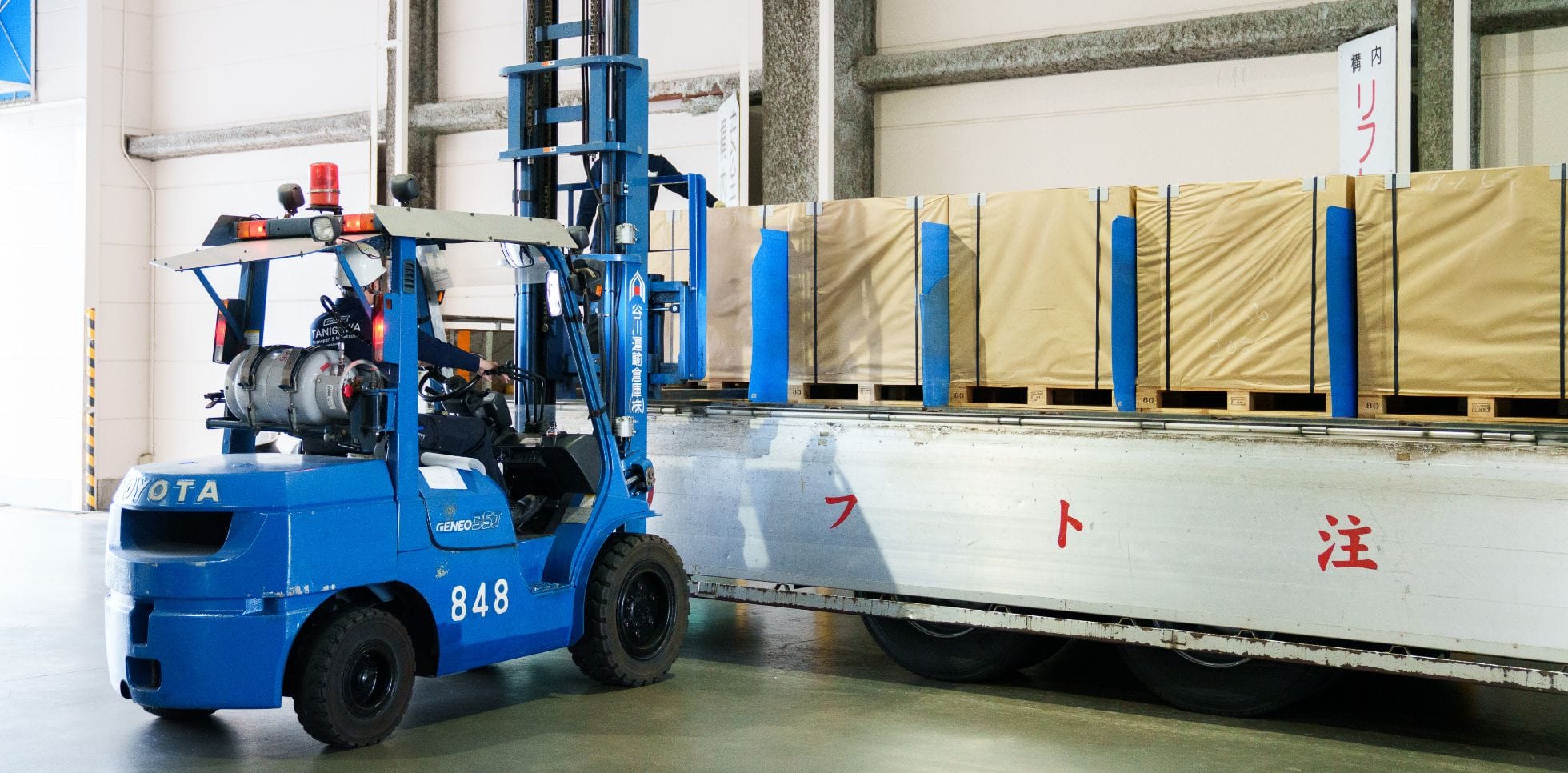 荷物を降ろす作業員