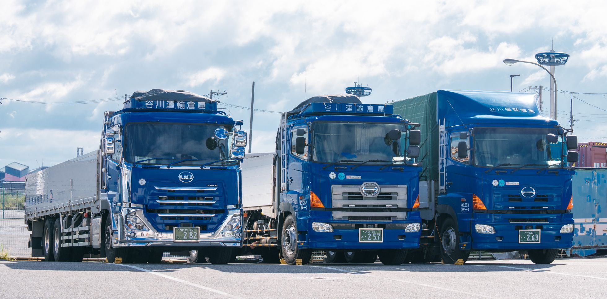 整列したトラック群