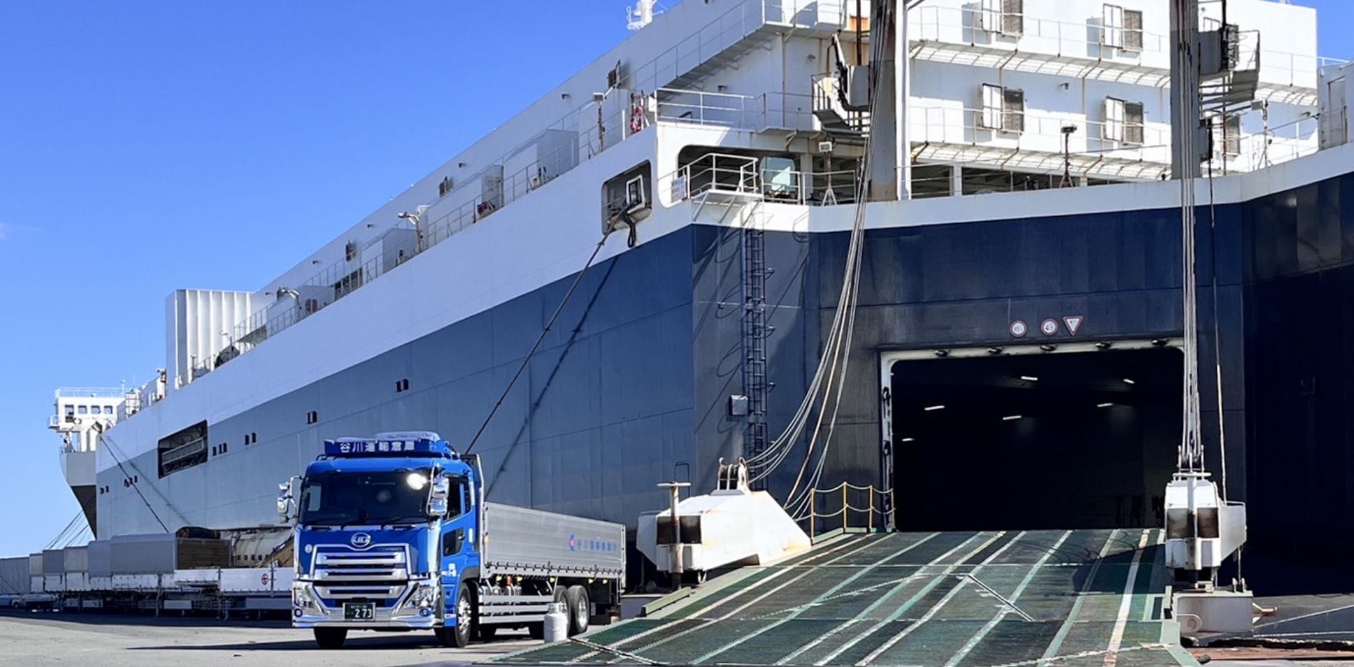 港に停泊する船とトラック