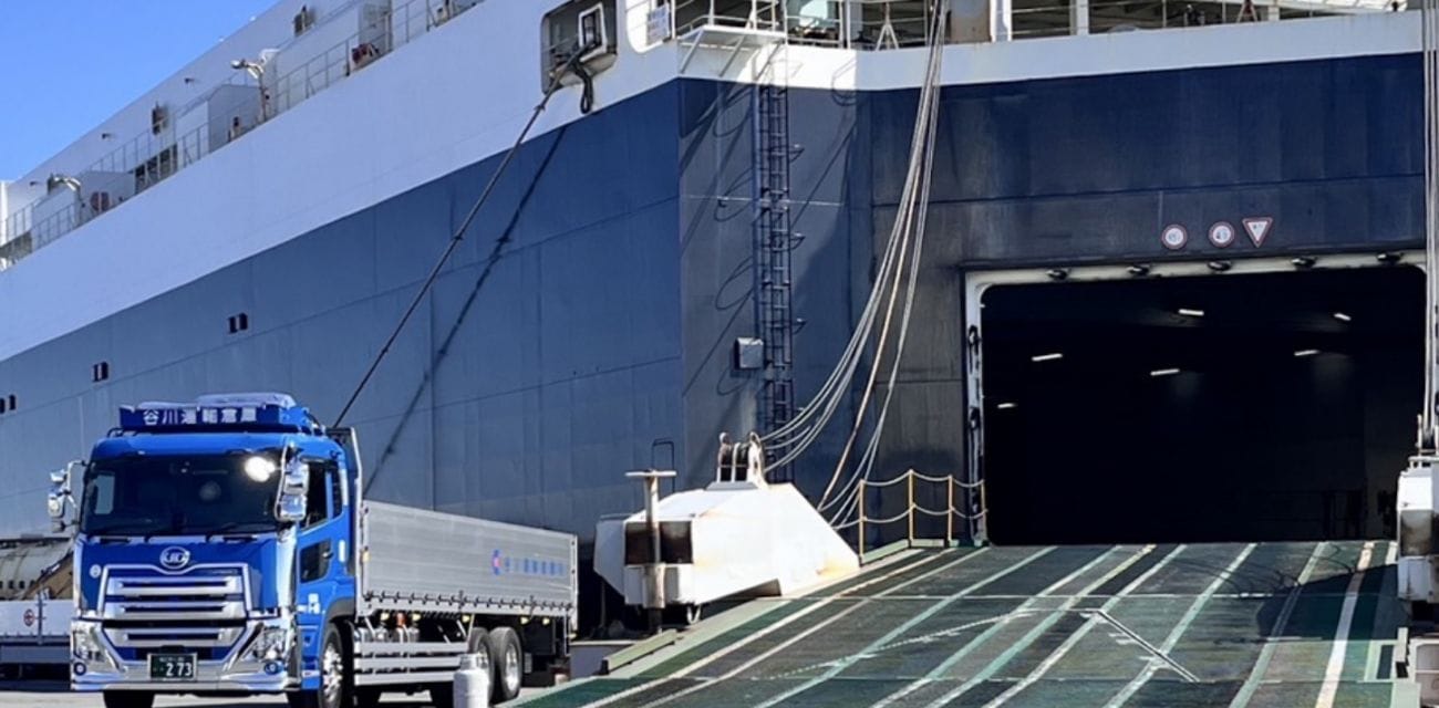 港に停泊する船とトラック
