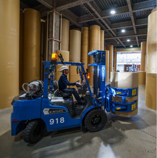 倉庫内のフォークリフトと紙ロール