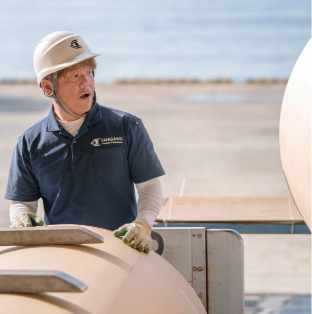 紙ロールと作業員