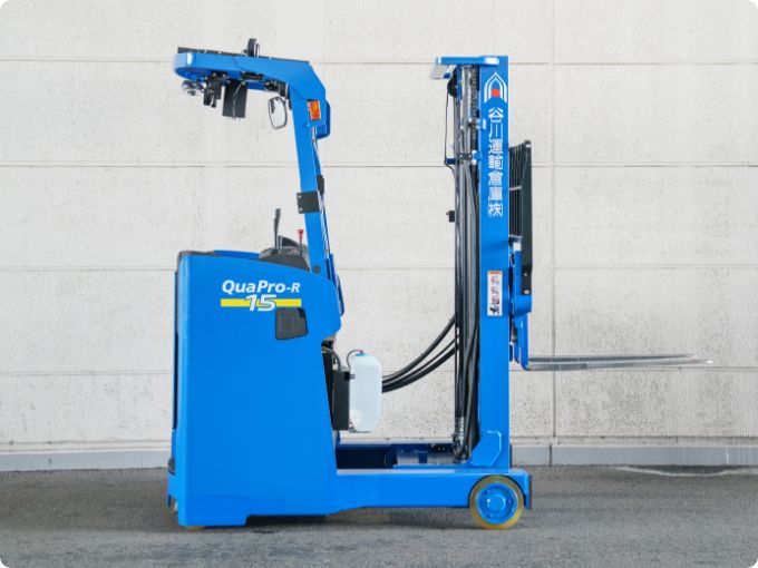 リーチ式フォークリフト