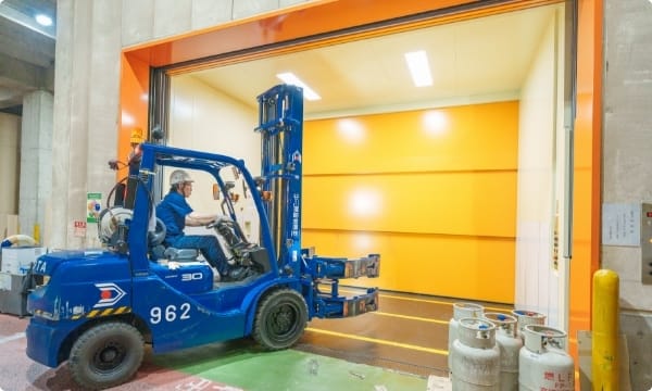 倉庫内でフォークリフトがパレットを運搬している様子