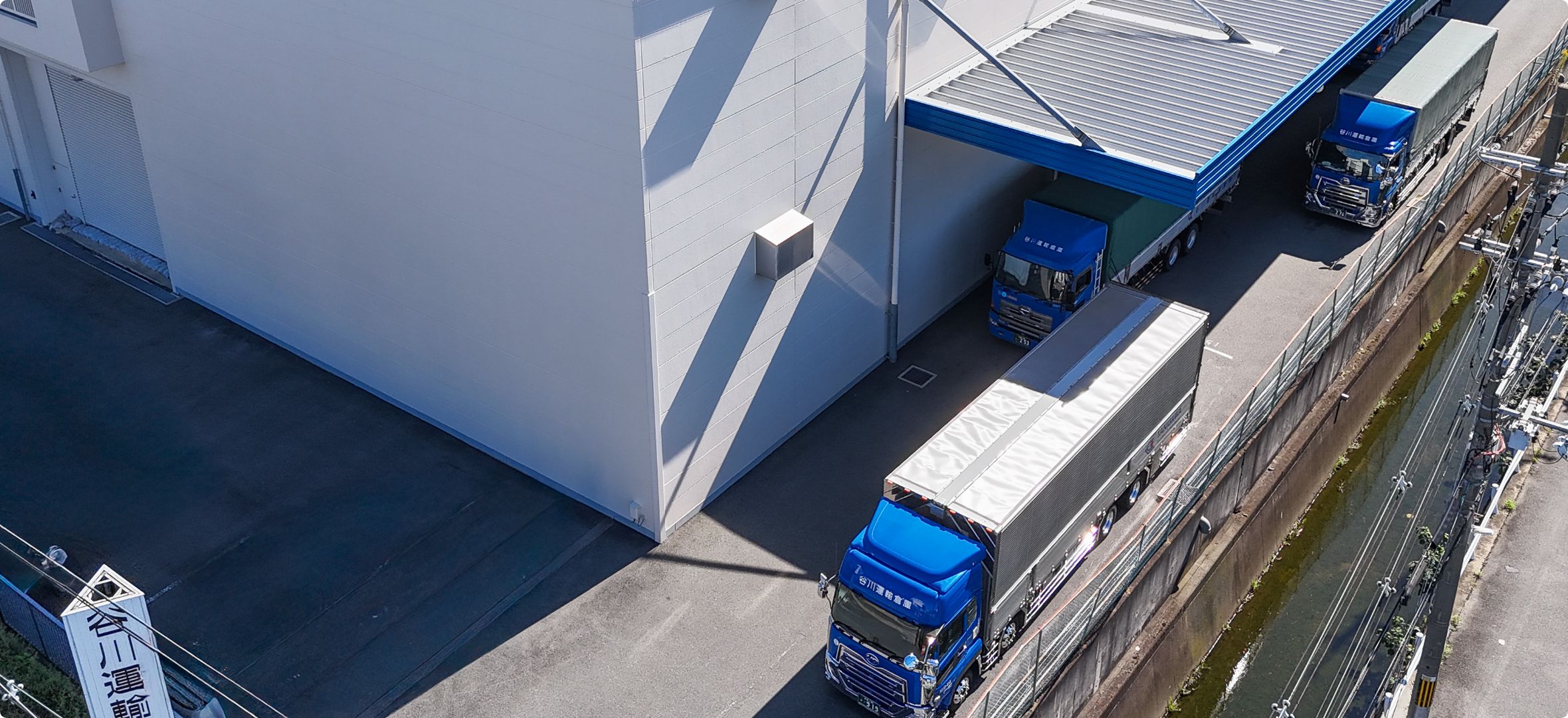 倉庫ドックと整列したトラック
