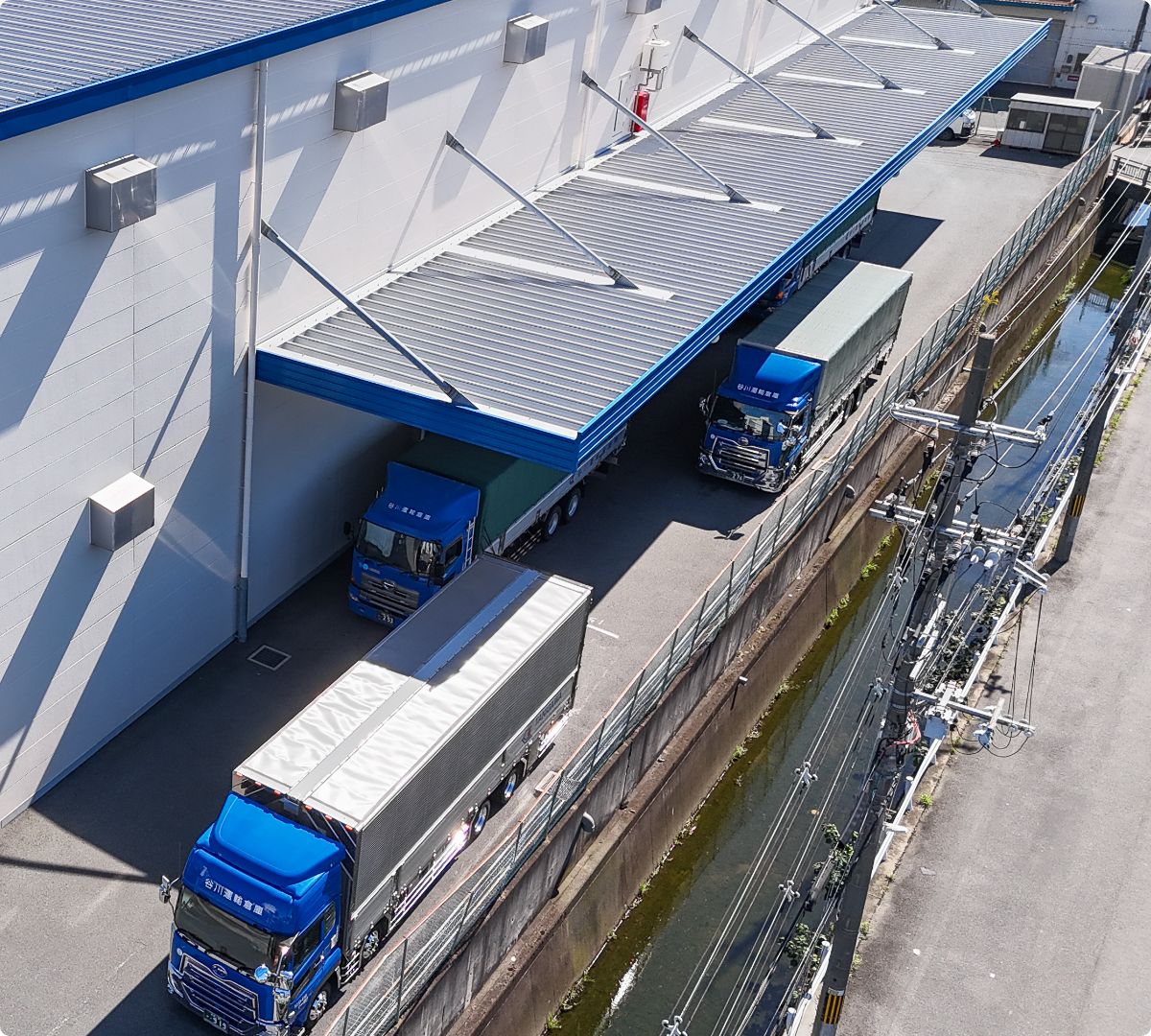 倉庫ドックと整列したトラック