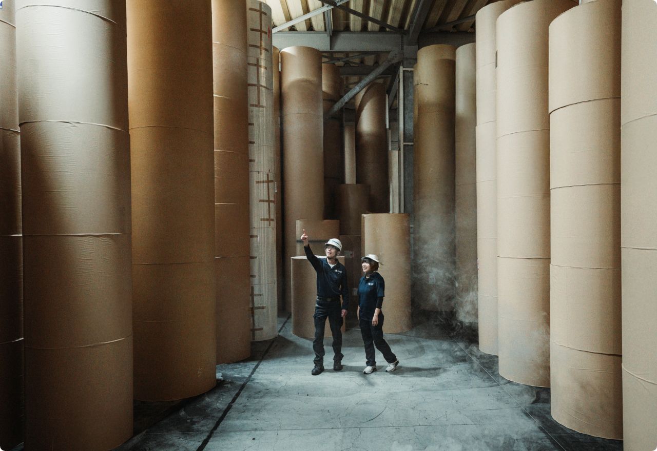 倉庫内で紙ロールを扱う作業員